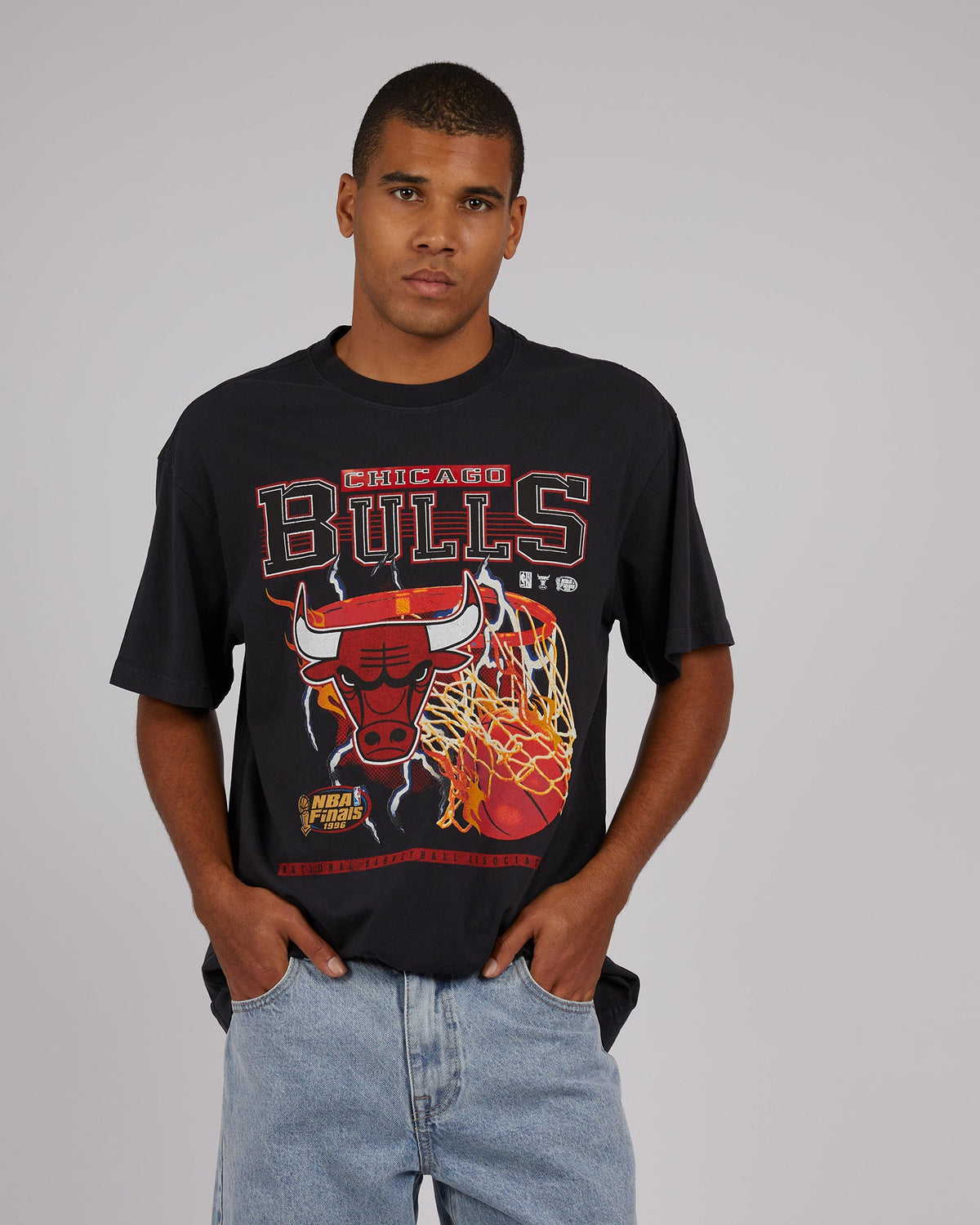 Mitchell &amp; Ness-Lightning Hoop Tee Bulls Black-Edge Clothing