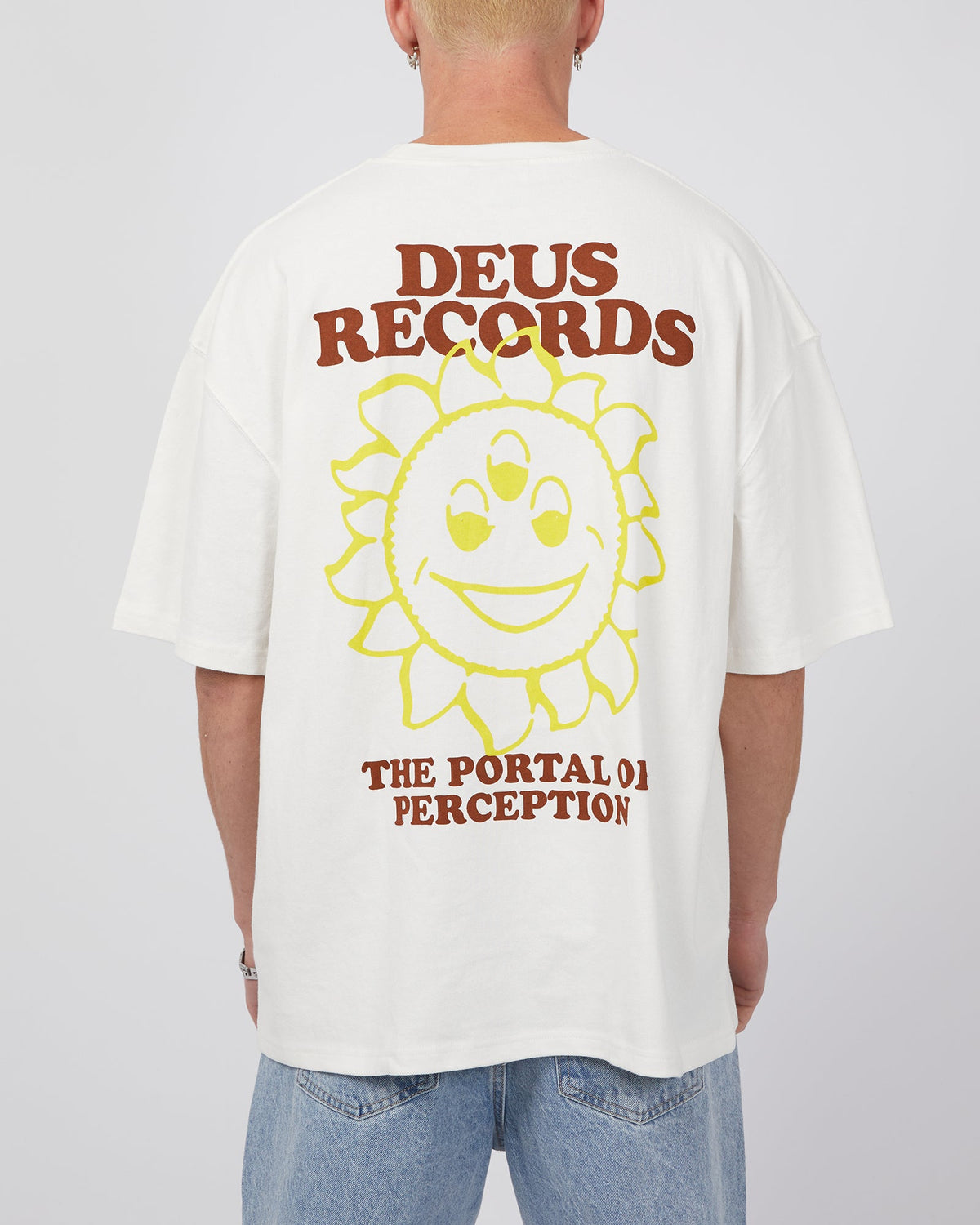 Deus Ex Machina Motorcycles Pty Ltd-Peep Portal Tee Vintage White-Edge Clothing