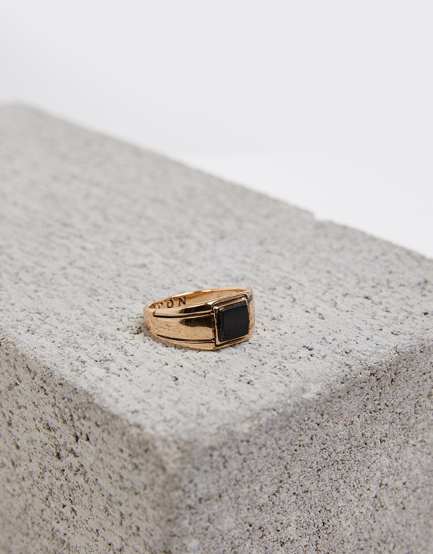 Icon-Folium Composite Signet Ring-med Gold Black-Edge Clothing